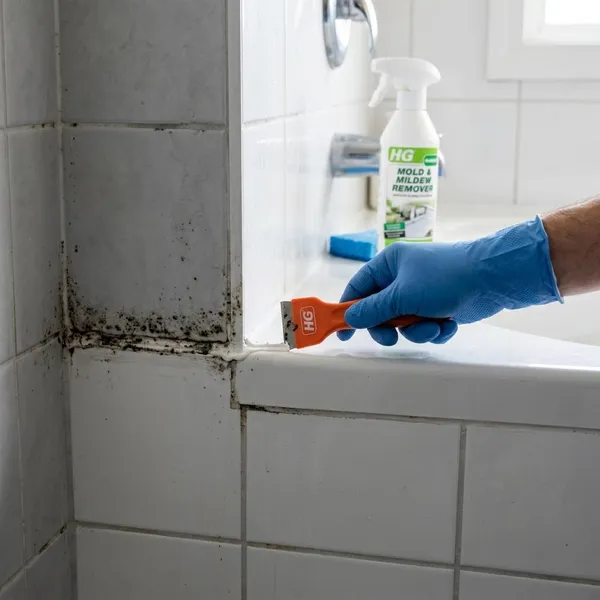 Schimmel uit badkamer voegen verwijderen